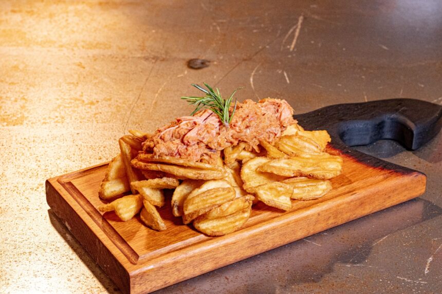 Batatas fritas, recheadas e versões gourmet ganham destaque em bares e restaurantes de Belo Horizonte no Dia Internacional da Batata
