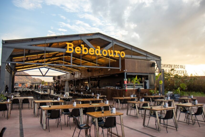 Bebedouro 356 comemora primeiro aniversário com festa no rooftop do Espaço 356, reunindo open bar, churrasco premium e música ao vivo em Belo Horizonte