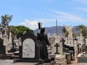 Visita guiada no Cemitério do Bonfim destaca histórias de profissionais da saúde e transforma espaço histórico em ponto de necroturismo cultural em BH