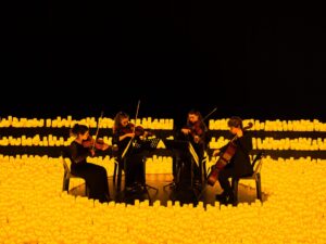 Concerto Candlelight inspirado em Outlander leva trilha sonora da série para apresentação intimista iluminada por velas no Teatro SESIMINAS, em Belo Horizonte