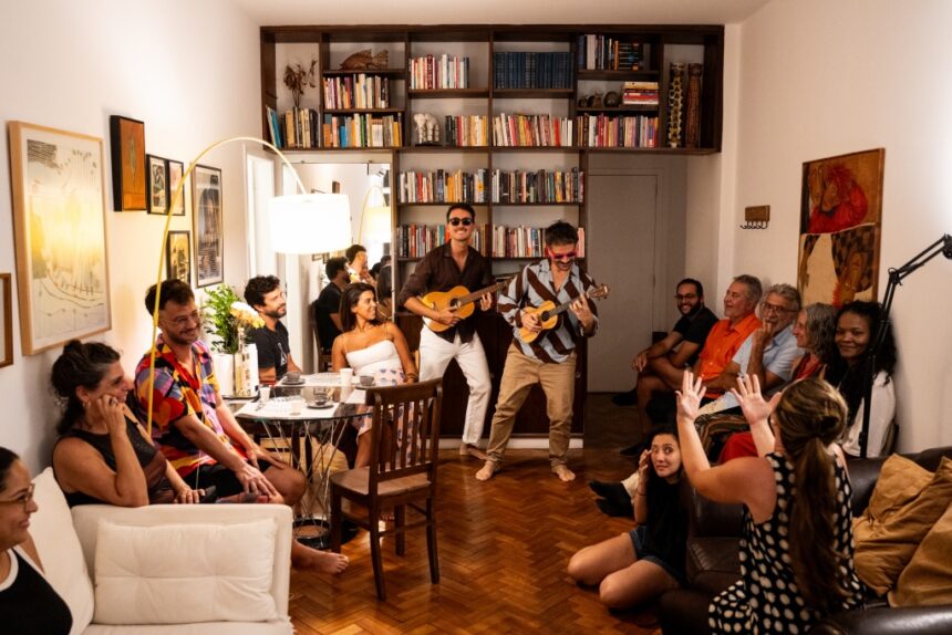 O Festival de Teatro em Casa transforma residências em palco e leva espetáculos do Brasil e Chile para BH e Região Metropolitana em uma experiência intimista entre artistas e público