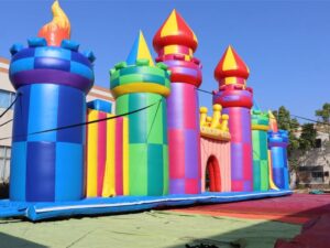 O circuito inflável do Jump Around reúne escorregadores e obstáculos para quem busca um programa diferente em BH