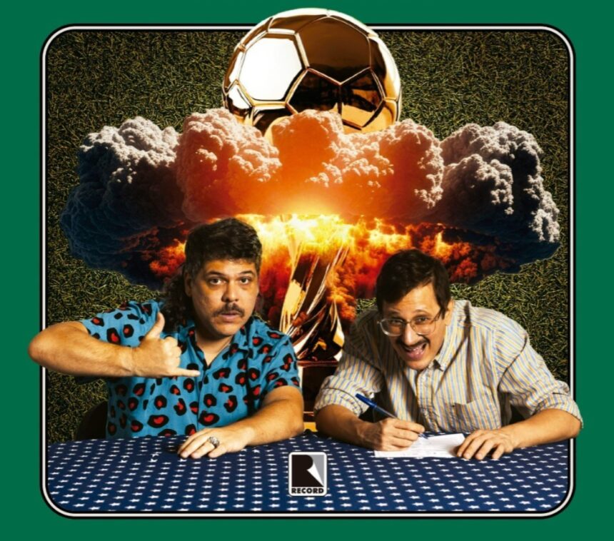Craque Daniel e Professor Cerginho participam de sessão de autógrafos do livro Guia da Copa Falha de Cobertura em Belo Horizonte