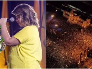 Mulher cantando ao microfone e multidão em show noturno na Praça da Estação