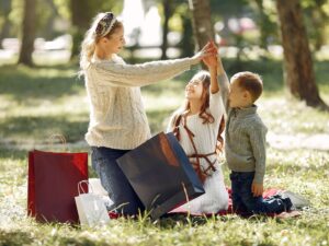 Mãe com filhos em um parque durante passeio em família no Dia das Mães em Belo Horizonte