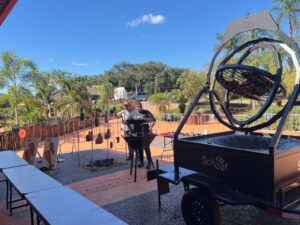 O Parque do Avestruz transforma o BBQ Fest 2026, no dia 23 de maio, em um dos melhores festivais de churrasco no fogo de chão, com experiência all inclusive, cortes premium, música ao vivo e chopp liberado