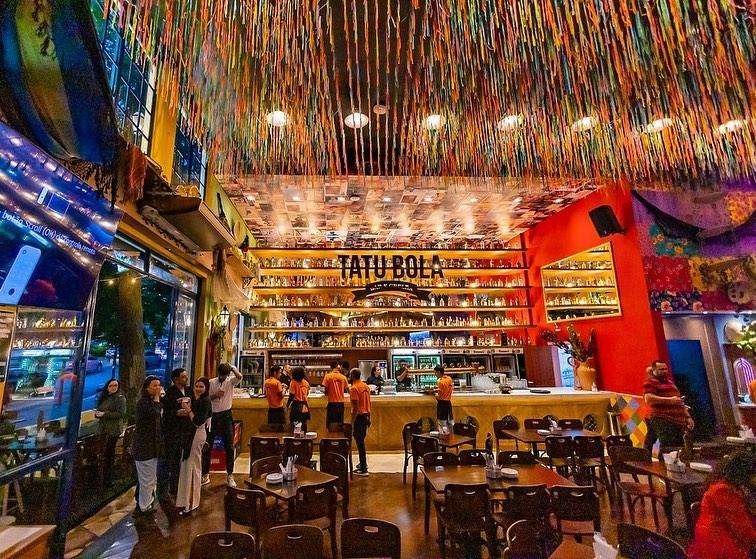 Tatu Bola Bar, na Savassi, reúne decoração inspirada na brasilidade, música ao vivo e gastronomia de boteco em BH