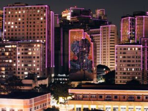 As instalações luminosas e a arte urbana transformam o centro de BH na Festa da Luz, unindo arquitetura e arte
