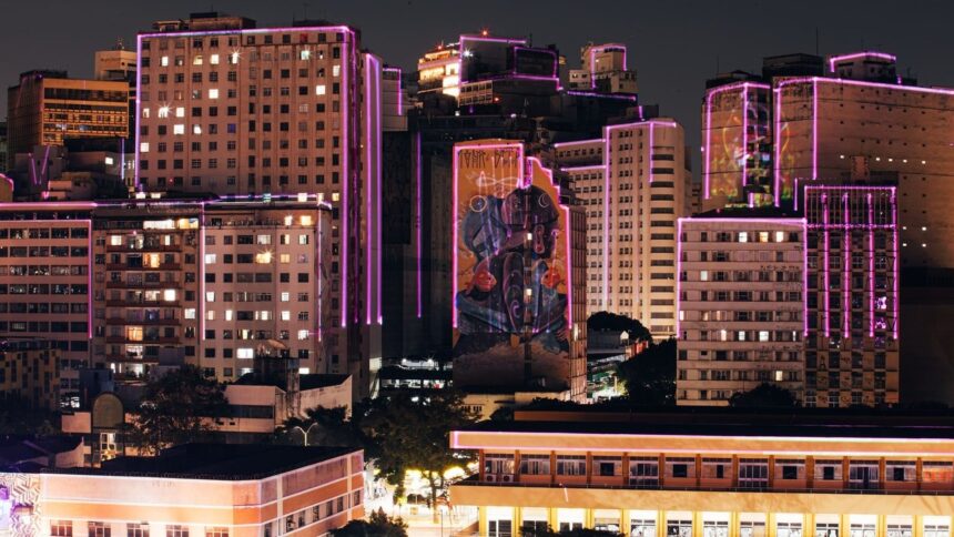 As instalações luminosas e a arte urbana transformam o centro de BH na Festa da Luz, unindo arquitetura e arte