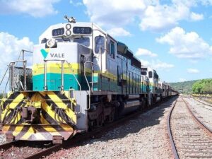 Locomotiva da Vale (428) verde, amarela e branca em trilhos sob céu azul.
