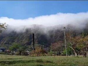 cascata de nuvens na Serra do Curral