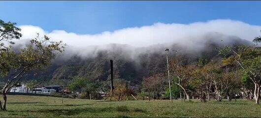 cascata de nuvens na Serra do Curral