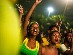 Pessoas comemorando Brasil na Copa