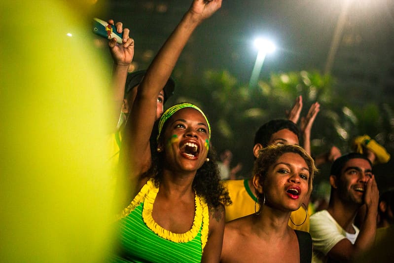 Pessoas comemorando Brasil na Copa