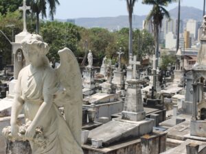 Vista do Cemitério do Bonfim, em Belo Horizonte, conhecido pelo patrimônio histórico e pelas esculturas presentes nos túmulos