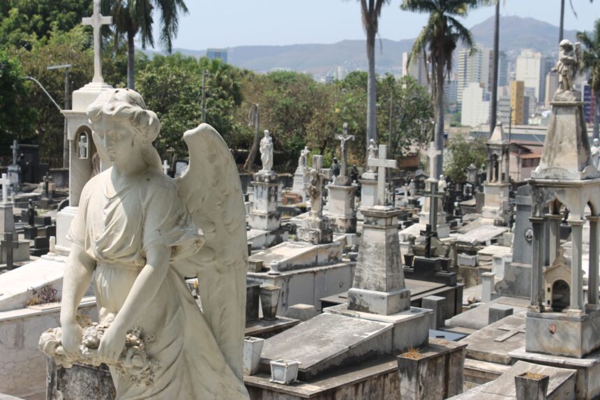 Vista do Cemitério do Bonfim, em Belo Horizonte, conhecido pelo patrimônio histórico e pelas esculturas presentes nos túmulos
