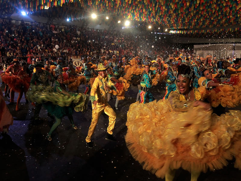 Dançarinos de quadrilha se apresentam em festa junina em Belo Horizonte durante programação de arraiás na cidade.