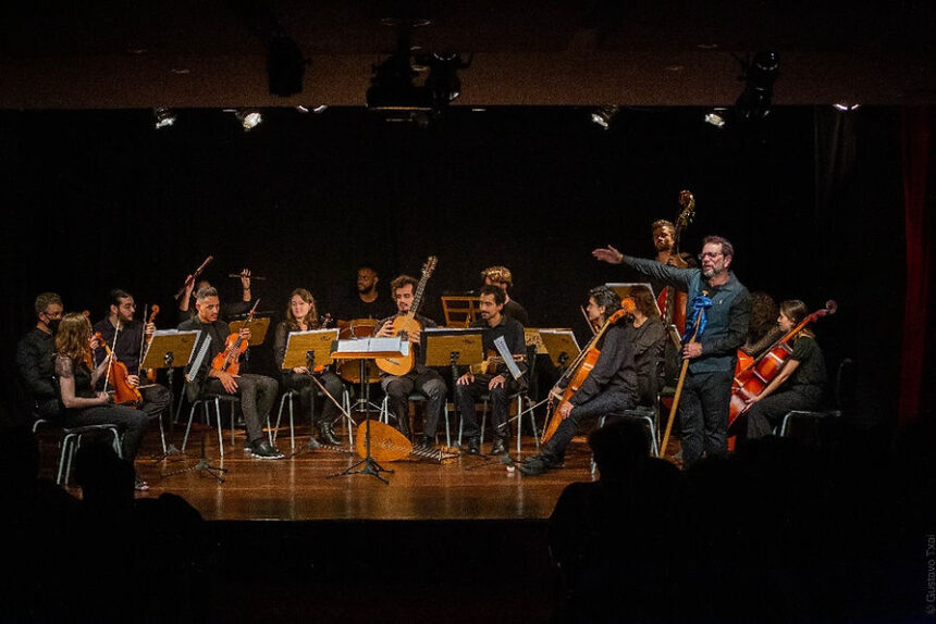 Orquestra se apresenta em concerto com instrumentos de época durante o espetáculo “Café com Vivaldi” em Belo Horizonte.
