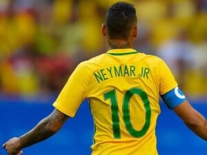 Jogador Neymar Jr. de costas com camisa amarela do Brasil, número 10.