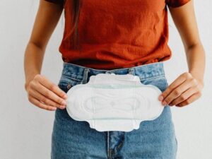 Benefício do Programa Dignidade Menstrual pode ser retirado em farmácias credenciadas do Farmácia Popular, incluindo mais de 100 unidades da Drogaria Araujo em Minas Gerais