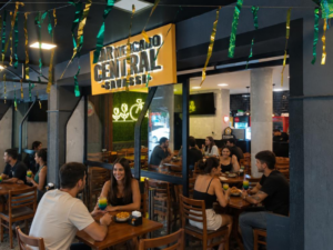 Telão gigante, torcida reunida, cerveja gelada e aquele clima que só futebol consegue criar.