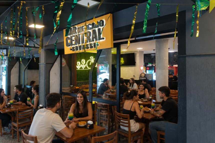 Telão gigante, torcida reunida, cerveja gelada e aquele clima que só futebol consegue criar.