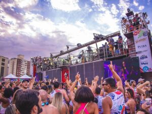 Micareta reúne grandes nomes do axé no Mirante Beagá e promete nove horas de folia com trio elétrico, abadá e clima de Carnaval de Salvador