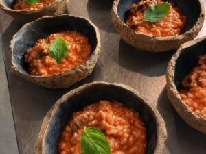 Casas da capital mineira reforçam o cardápio com pratos quentes, bebidas especiais e festivais gastronômicos durante os dias mais frios