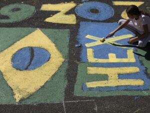 Moradores decoram a rua para a Copa do Mundo