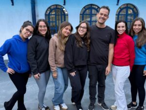 Renato, diretor do Determinante, ao lado de ex-alunas; o acompanhamento individualizado é um dos diferenciais do curso