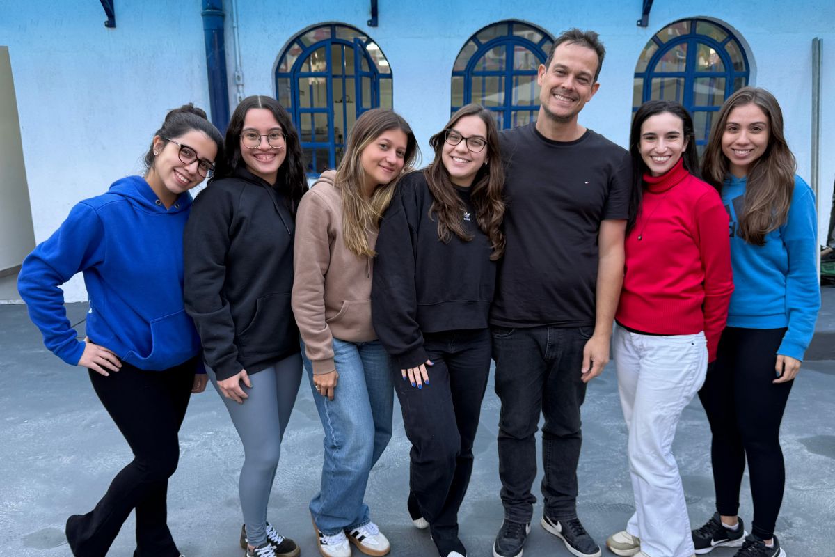 Renato, diretor do Determinante, ao lado de ex-alunas; o acompanhamento individualizado é um dos diferenciais do curso