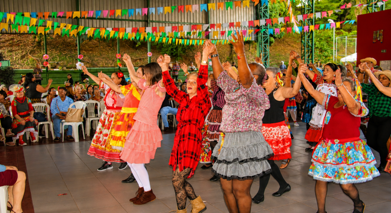 Pessoas idosas participam de festa junina promovida pelo CRPI Caiçara em Belo Horizonte