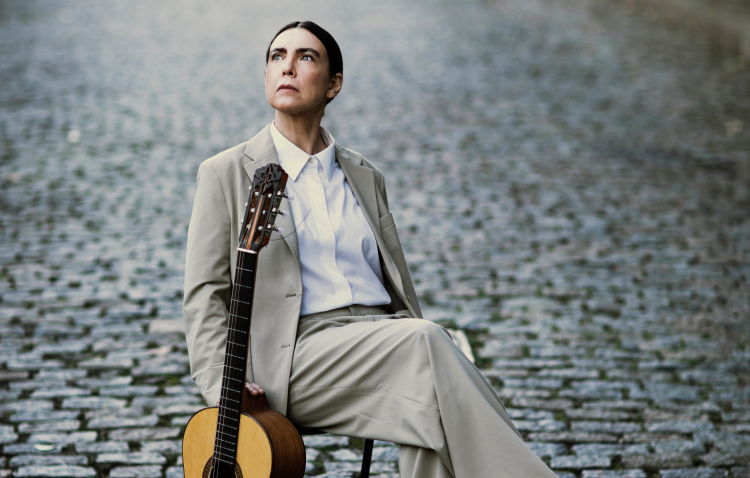 Adriana Calcanhotto inaugura programação cultural em BH