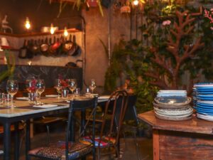 Casa aposta em menu exclusivo, ambiente intimista e pratos servidos em cerâmicas produzidas pelo próprio chef