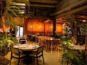 Restaurante no Santa Lúcia une ambiente arborizado, gastronomia afetiva e pratos que convidam a desacelerar em meio à rotina da cidade