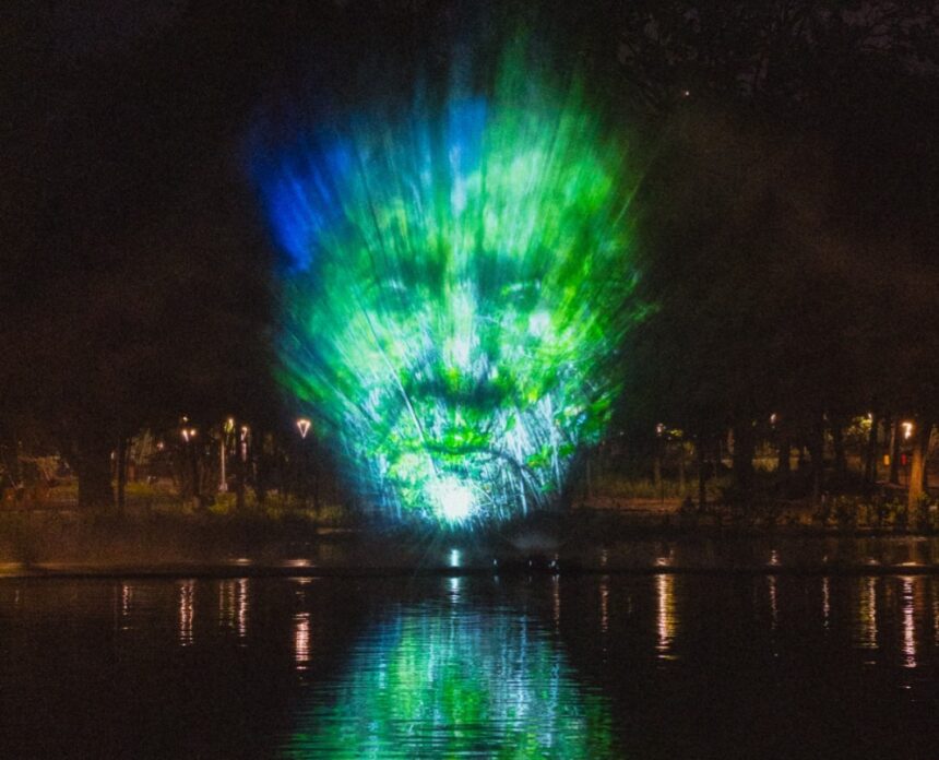 Festival gratuito ocupa o hipercentro da capital com instalações luminosas, videomapping e intervenções artísticas até domingo (28)