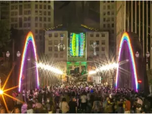 A Festa da Luz transforma o centro da capital em uma grande galeria a céu aberto, com projeções, instalações artísticas e homenagens à cultura latino-americana