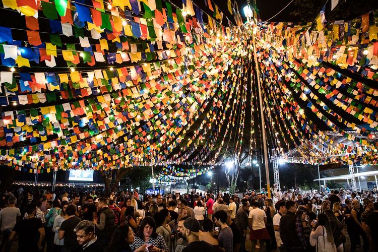 Festa junina com bandeirinhas e público em evento em Belo Horizonte