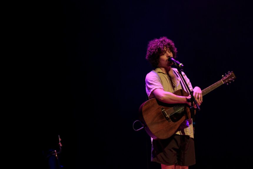 Chico Chico divide o palco com a Orquestra Opus em apresentação especial no Cine Theatro Brasil, com arranjos sinfônicos inéditos para canções de sua carreira