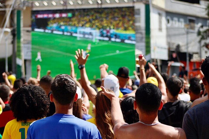 Torcedores acompanham a programação especial da Copa do Mundo em Belo Horizonte, que reúne transmissão dos jogos, shows, ativações e experiências para o público