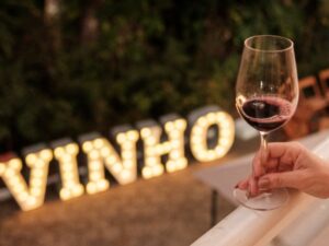 Festival Vinho na Vila celebra 10 anos e retorna a Belo Horizonte com degustações de vinhos brasileiros, experiências gastronômicas e atrações culturais no Museu MM Gerdau