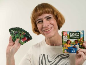 Carline Patrícia com o jogo Coleta Seletiva