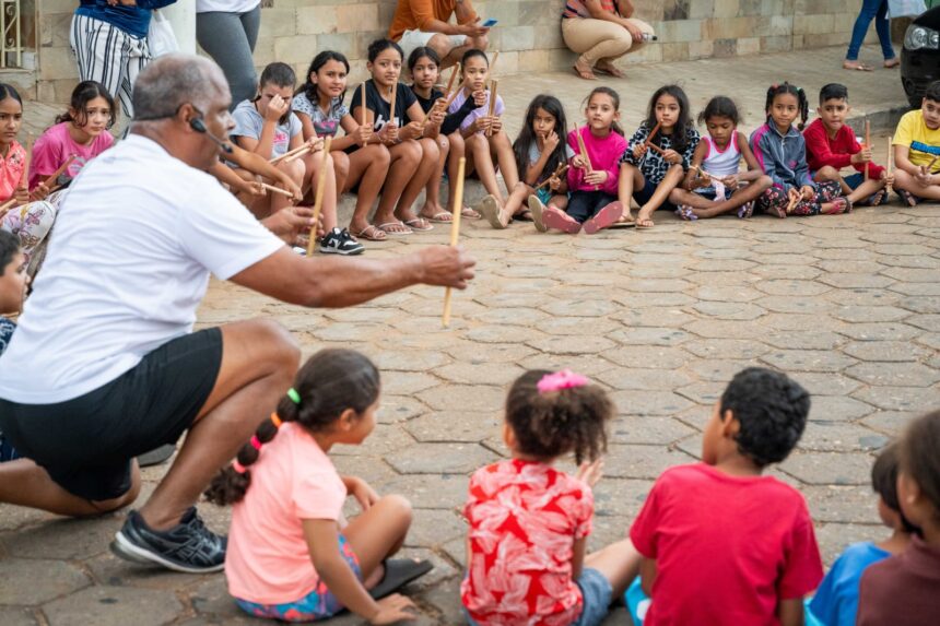 Espetáculos, oficinas e atividades gratuitas ocupam praças e espaços comunitários durante a última semana do Festival de Inverno de Sabará 2026