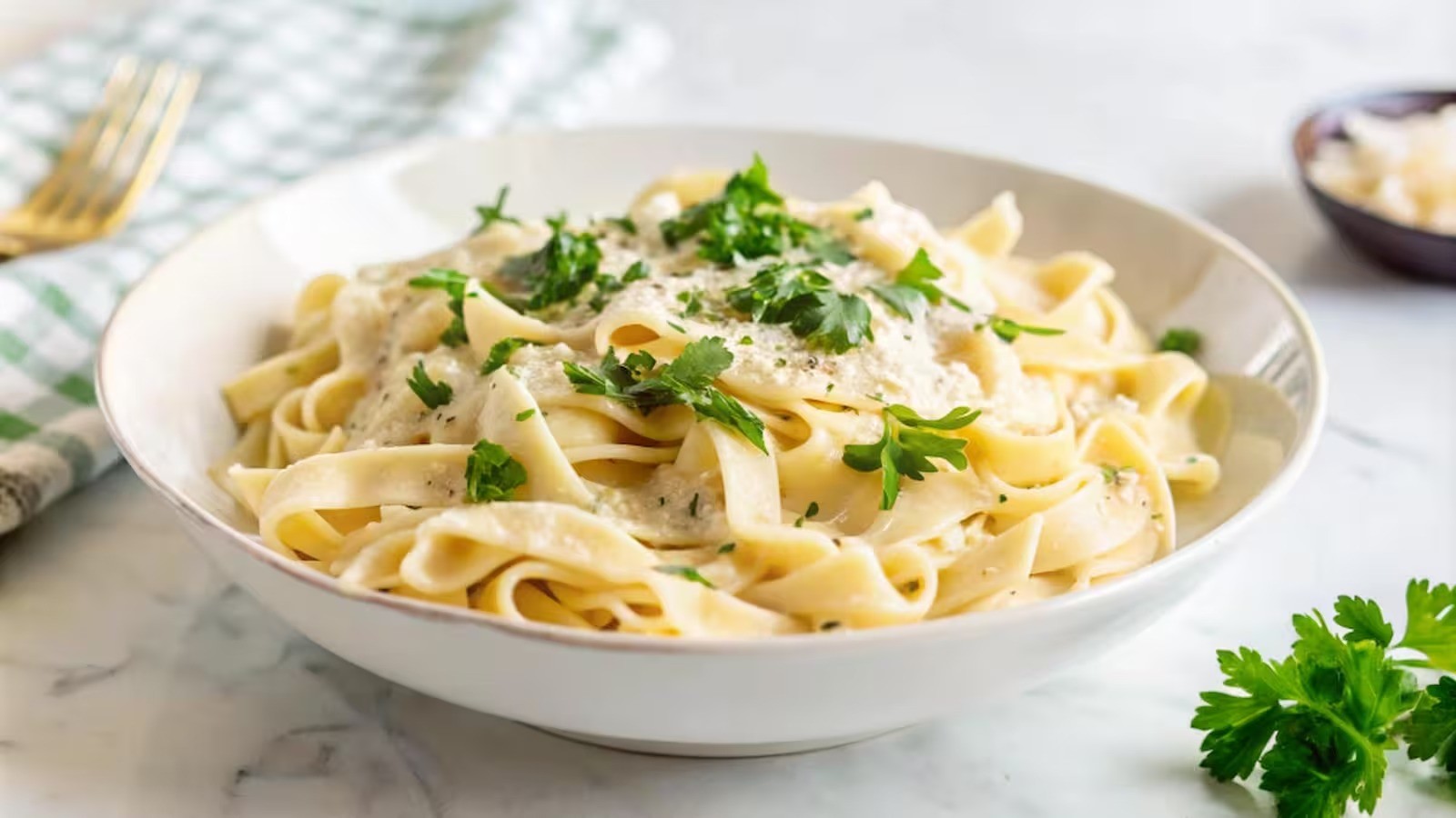 Faça em casa: a receita do fettuccine alfredo cremoso de restaurante