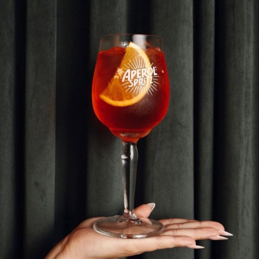 O Spritz ganhou diferentes versões em bares e restaurantes de Belo Horizonte e é a pedida ideal para brindar o Dia Mundial do drink, celebrado em 1º de agosto