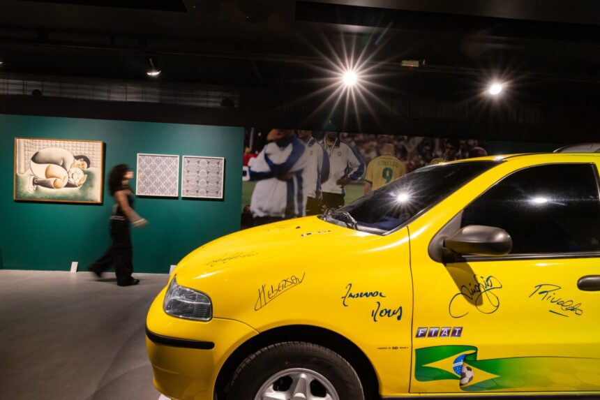 Exposição "Celebrar as ruas: 50 anos de Fiat e brasilidade" reúne mais de 250 obras, carros históricos, moda e instalações imersivas na Casa Fiat de Cultura, em Belo Horizonte. A entrada é gratuita até 11 de outubro