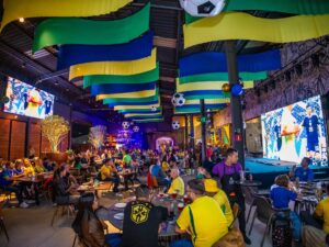 Da transmissão em telões a chope grátis, festas temáticas e promoção que transforma torcedores em figurinhas, Belo Horizonte terá diversas opções para acompanhar as oitavas de final