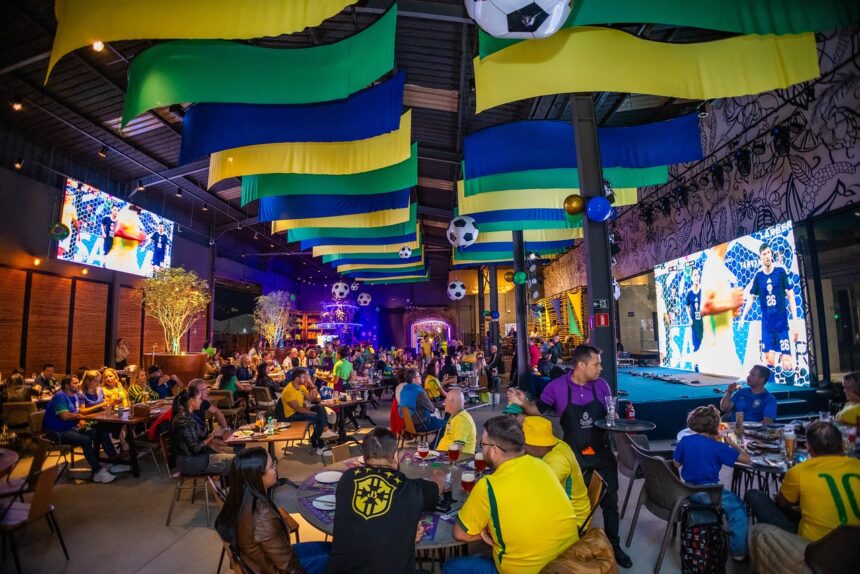 Da transmissão em telões a chope grátis, festas temáticas e promoção que transforma torcedores em figurinhas, Belo Horizonte terá diversas opções para acompanhar as oitavas de final