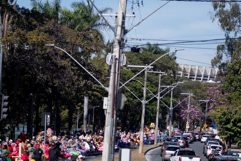 Participantes do Cortejo Junino desfilam com trajes típicos e triciclos decorados pelas ruas da Pampulha