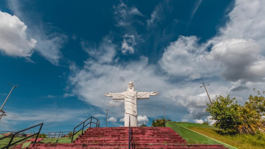 Vista do Cristo Redentor do Barreiro, localizado no bairro Milionários, em Belo Horizonte